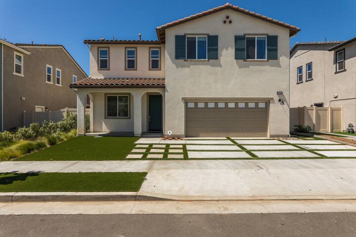 North LA Spacious/Luxury Home 5 Bedrooms/3 Bath