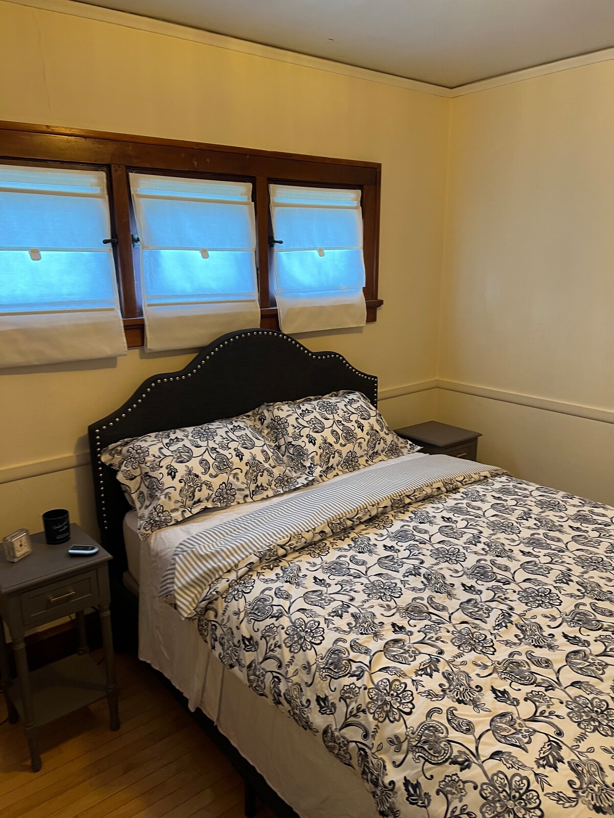 2号卧室配备标准双人床，配备床头柜和USB端口