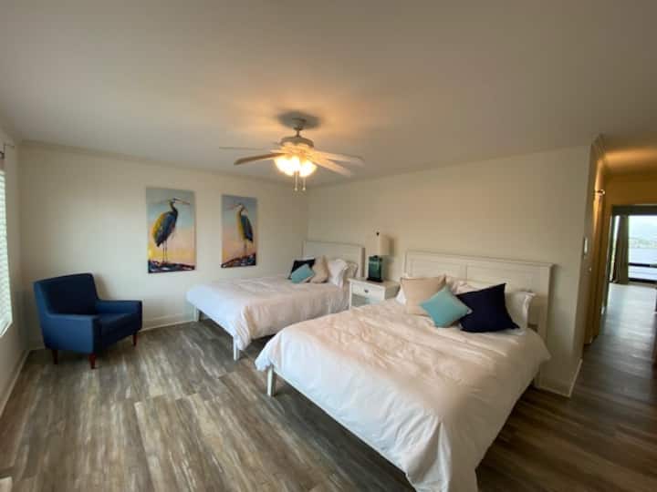 غرفة النوم رقم2 ، تم تجديدها للتو بكل شيء جديد!
إطلالة على خليج المكسيك:)