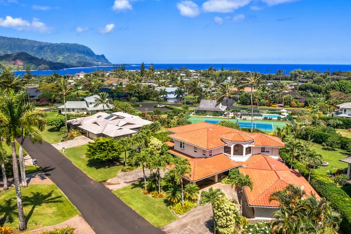 Sunset Palms! Pool, Tennis, A/C, Mins to Beach