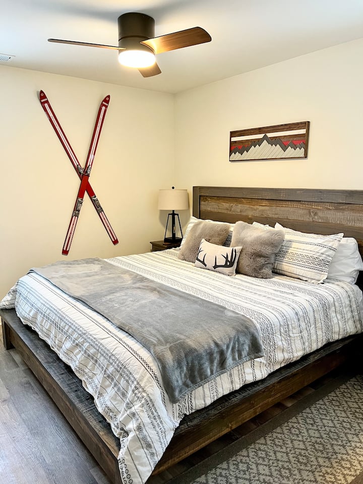 Plišani bračni krevet.