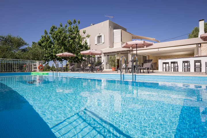 Villa Almyros with pool close to the beach