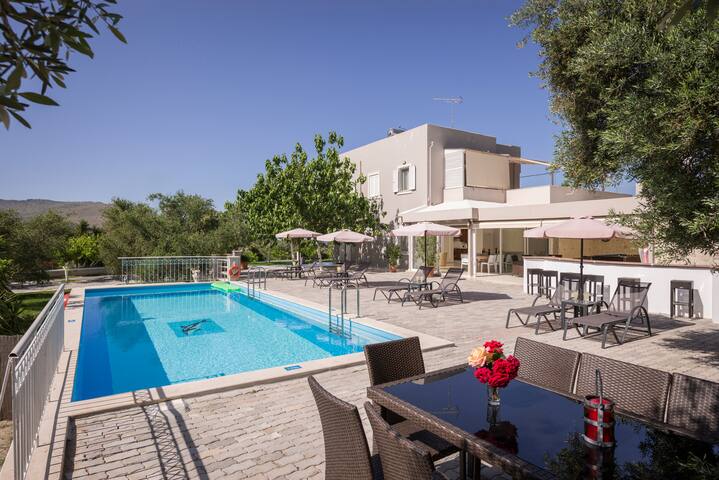 Villa Almyros with pool close to the beach gallery image 3