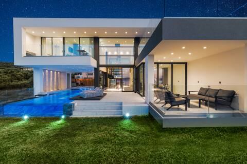 Luxury And Contemporary Villa With Heated Pool