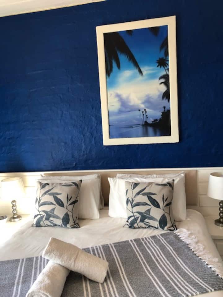 Წინა საძინებელი ვერანდაზე, საიდანაც ოკეანის ხედები იშლება.