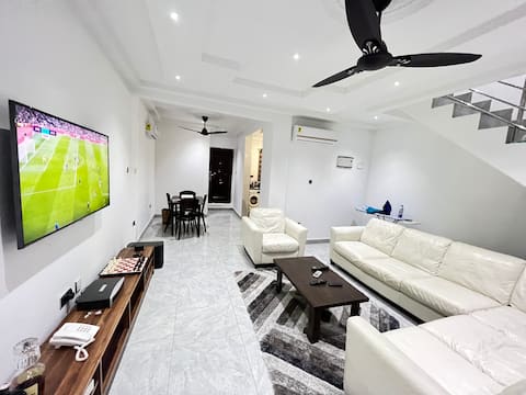 Lovely 2-bedroom Apartment with pool & gym (A)