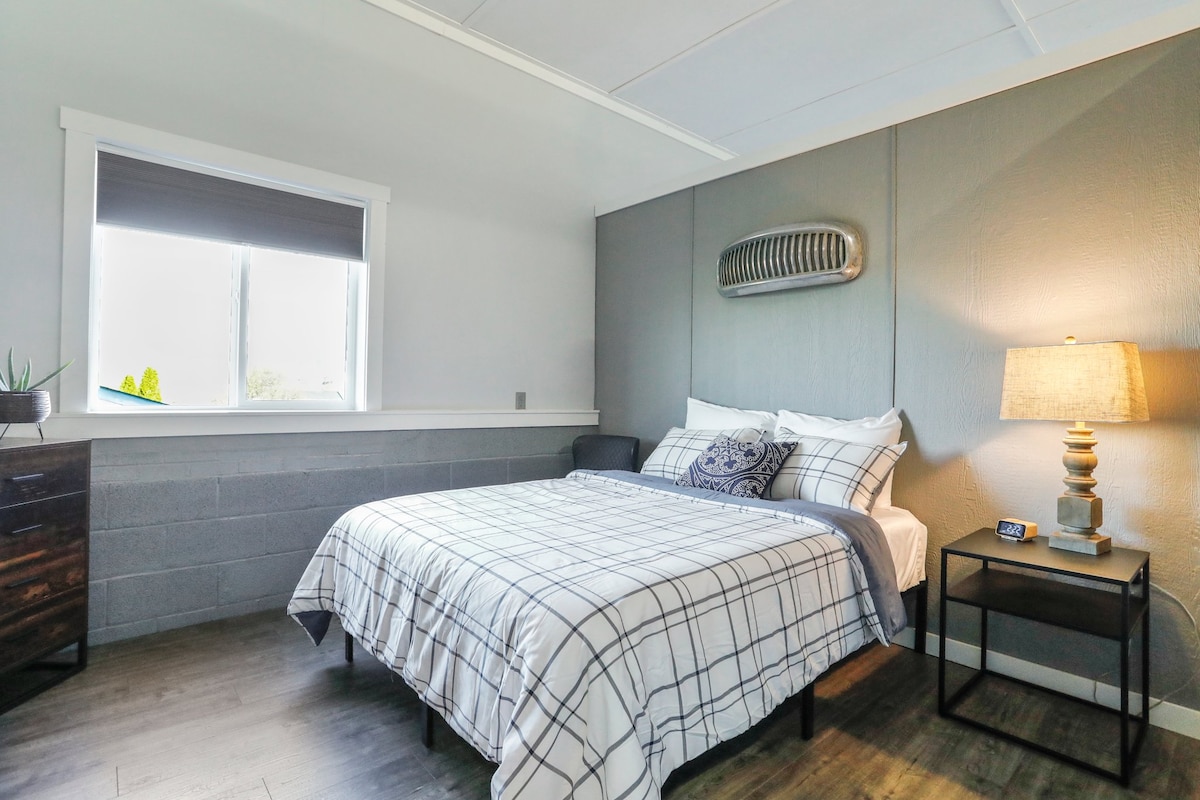 Bedroom 1 w/queen size memory foam mattress. 