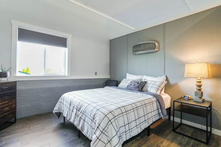 חדר שינה 1 עם מזרן קצף בגודל קווין סייז. 