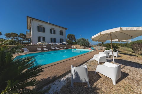 Villa with pool,tennis court,village walk distance