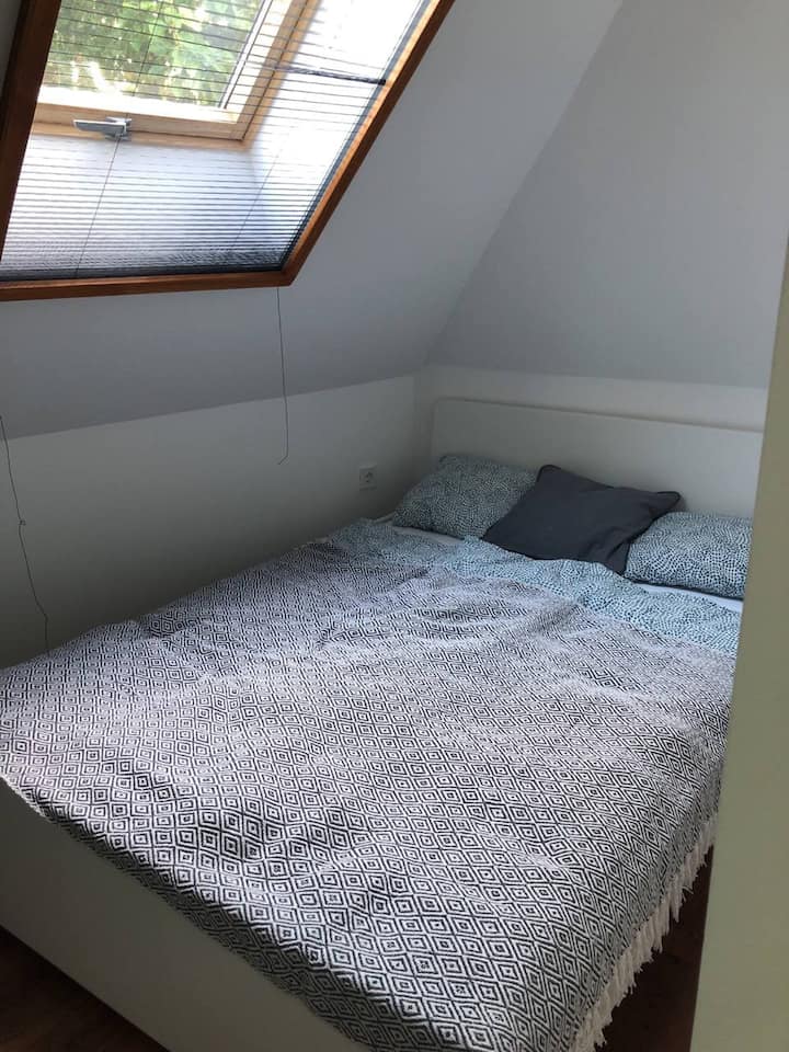 2. Schlafzimmer mit Bett 1,40x2 m