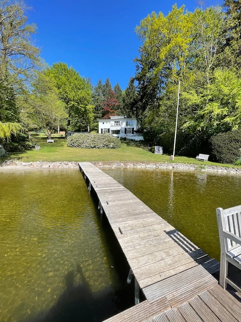 House directly at the lake
