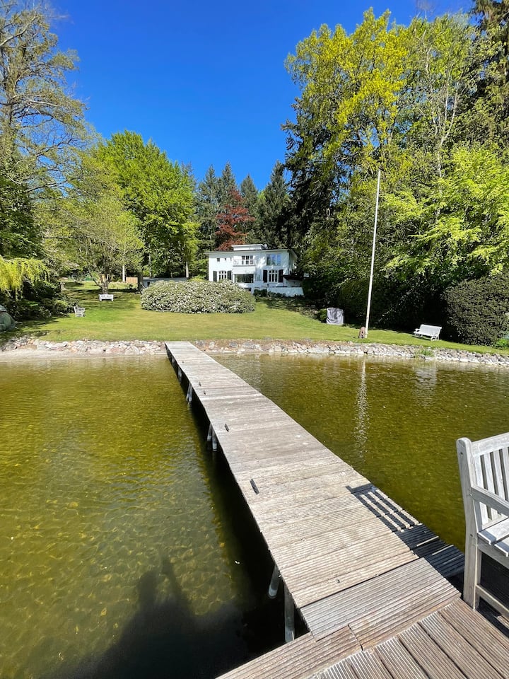 House directly at the lake