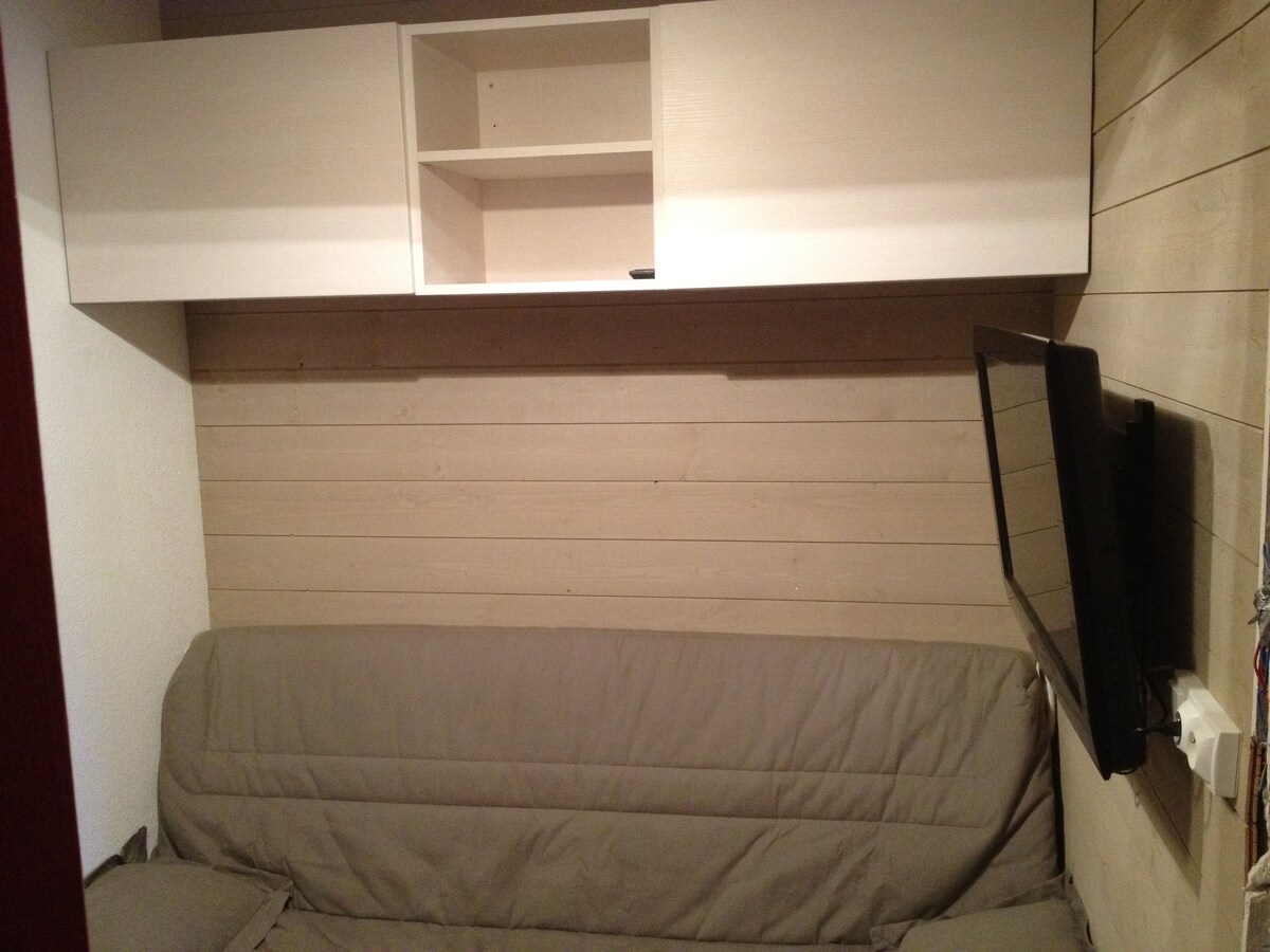 Планински агол - клик-клак за складирање на телевизори