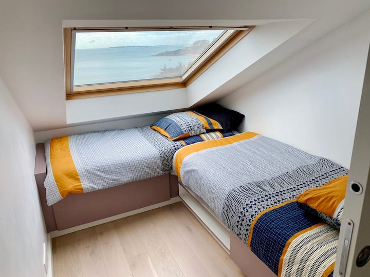 cabine Violette 2 couchages  vue mer

2 lits 80*190 matelas Merinos
Dont 1 lit en sous pente adaptée préférentiellement à un enfant
Vélux avec blocage protection enfant