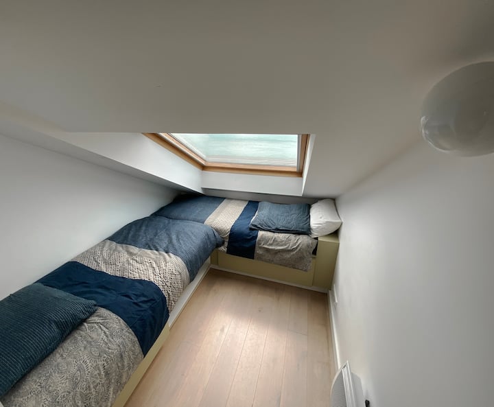 cabine verte 2 couchages  vue mer

2 lits 80*190 matelas Merinos
Dont 1 lit en sous pente adaptée préférentiellement à un enfant
Vélux avec blocage protection enfant