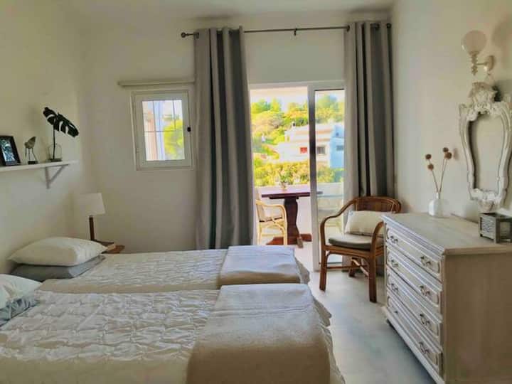 Ბუნებრივი მასალების გამოყენება ბევრად უფრო შორსაა, ვიდრე უბრალოდ დასასვენებელი სახლი, ბუნებისა და წყლის სიახლოვე, რაც დამატებით სიმშვიდეს იძლევა  