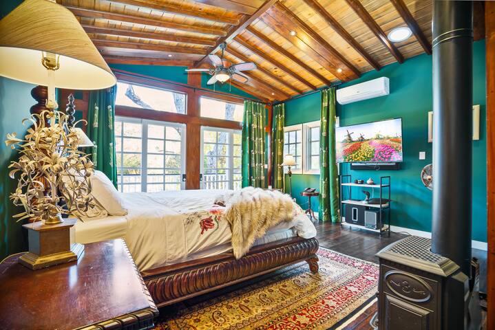 Private Malibu Cottage, Heated Pool, Sauna, Gym gallery image 3