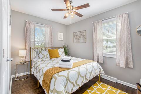 Charming (3) bedroom home w/ walkable restaurants