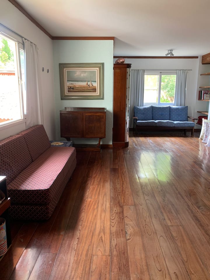 Habitación 6: Habitación muy grande, con 2 ventanas, espacio para oficina en casa, sofá cama y sofá normal, ubicado en el 2do piso.