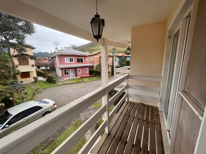 Dormitorio 4: dormitorio grande con balcón, con cama tamaño king y dos camas individuales ubicadas en el segundo piso.