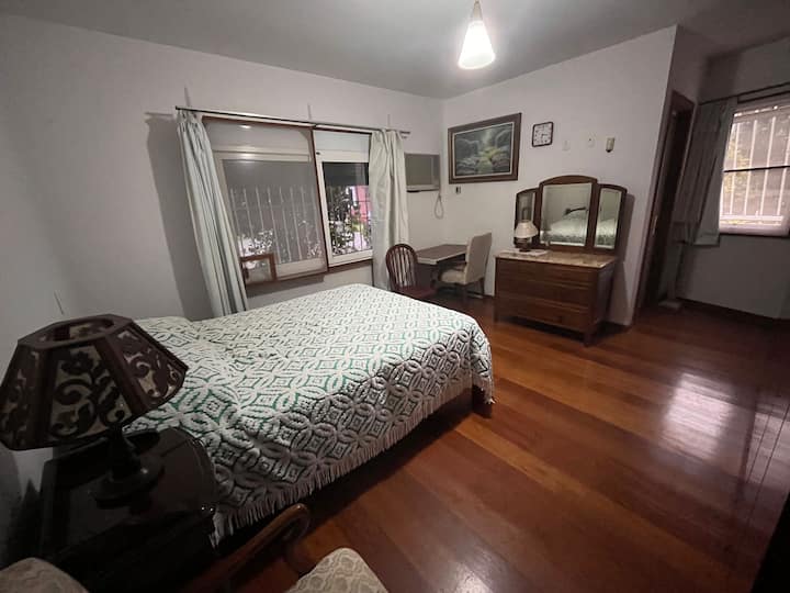 Dormitorio 1: dormitorio grande y espacioso con cama doble ubicado en la planta baja.