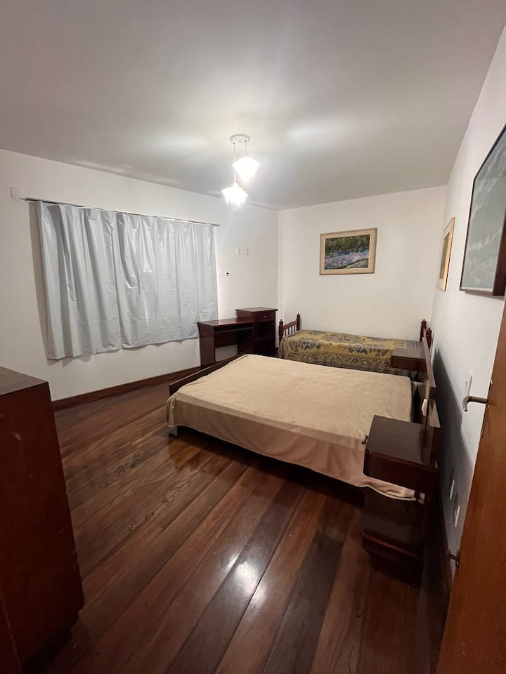 Dormitorio 5: dormitorio grande, con cama doble, cama individual y colchón adicional disponible, ubicado en el segundo piso.