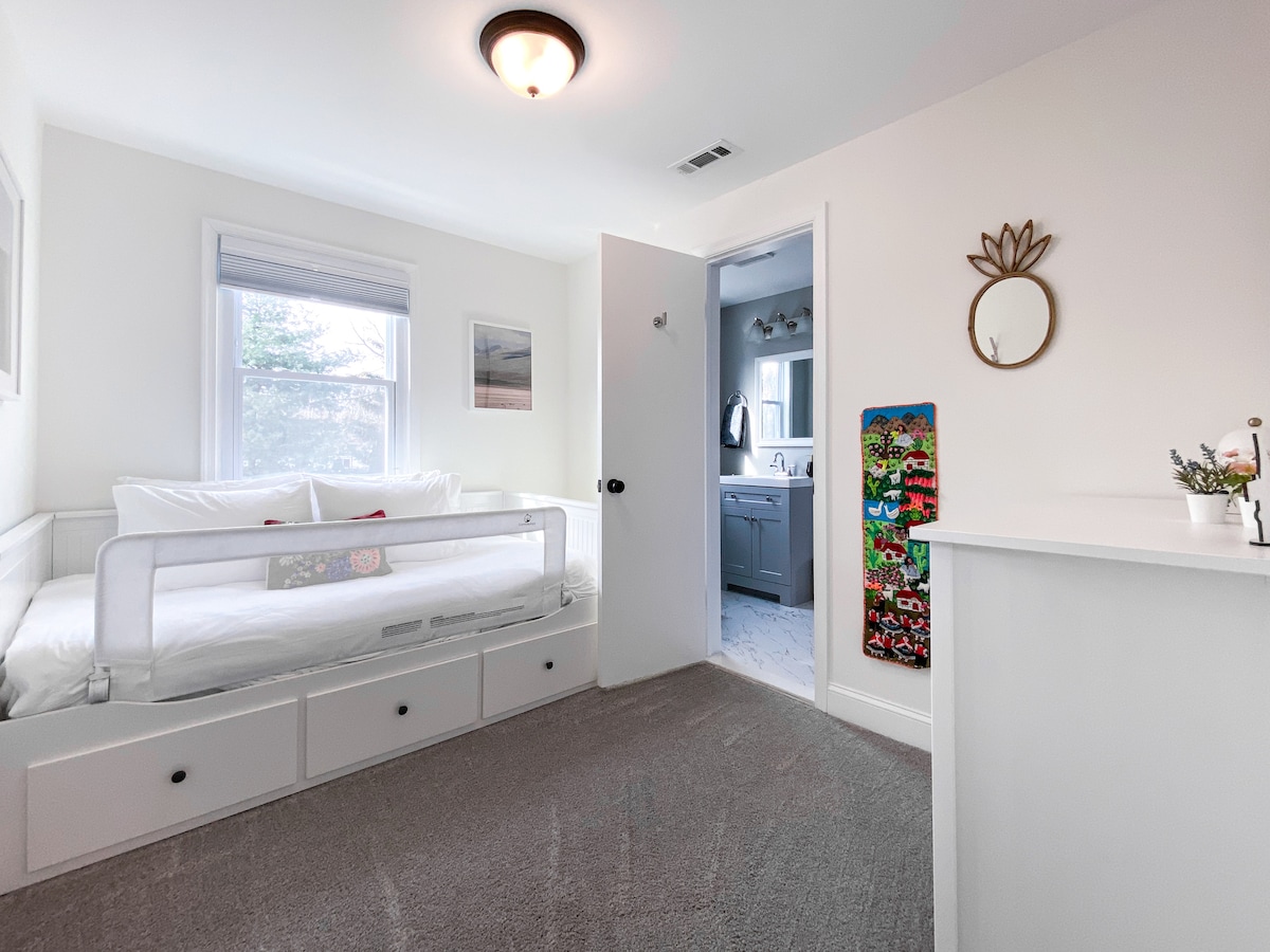 Chumba cha Watoto Kitanda cha Twin Trundle kinageuka kuwa Double