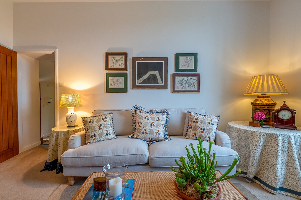 Successful Airbnb property: The Lodge - Stylish cottage with stunning views in Worcestershire