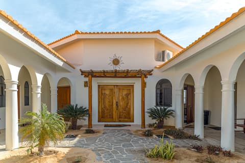 Beautiful 5-bedroom Villa with pool and spa