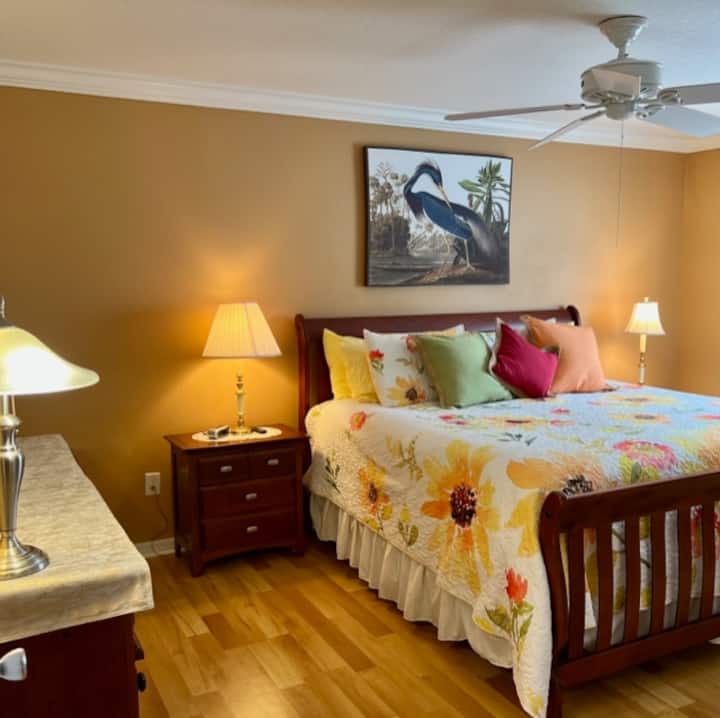 Dormitorio principal con cama tamaño king y un montón de armario/espacio de almacenamiento