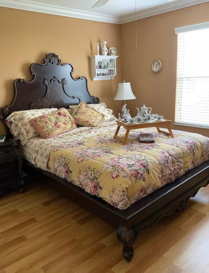 Cama tamaño queen en una habitación extra con Smart TV/YouTubeTV