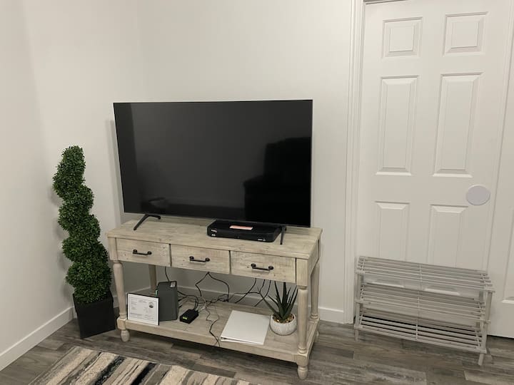 55" Samsung TV
მზად არის თქვენ შეხვიდეთ თქვენი ნაკადი მომსახურება!