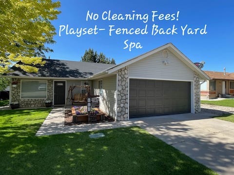 Cozy Cedar Cottage 3/2 Fenced yard w/SPA &Playset