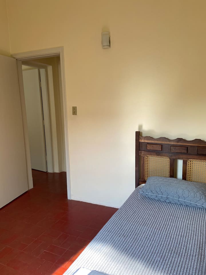 slaapkamer met een eenpersoonsbed en extra matras