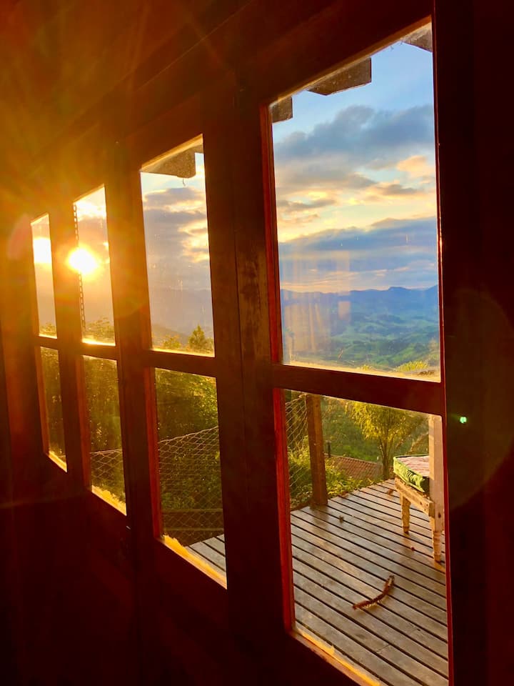 En la terraza de la planta baja, puertas de vidrio, que traen la belleza de la naturaleza y la luz del atardecer, a la casa. En los días calurosos, se pueden abrir todos. En invierno, ayudan a mantener el calor en el interior.