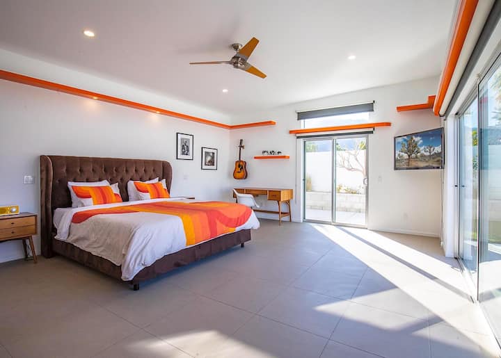 ห้องนอนใหญ่พร้อมเตียงคิงแคลิฟอร์เนีย