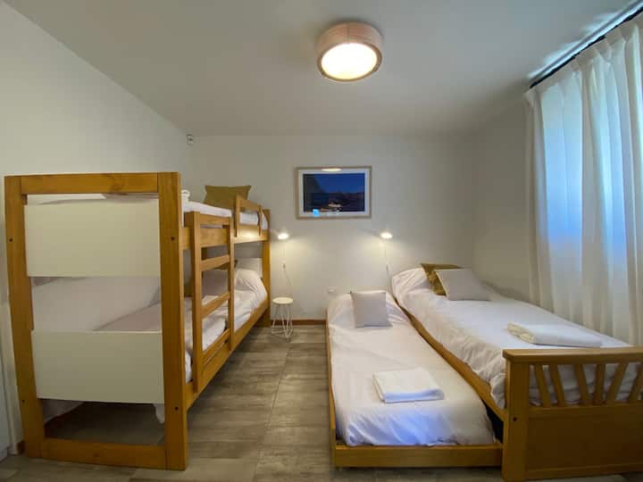 Chumba 2. Pamoja na vitanda vinne pacha vya sentimita 90.