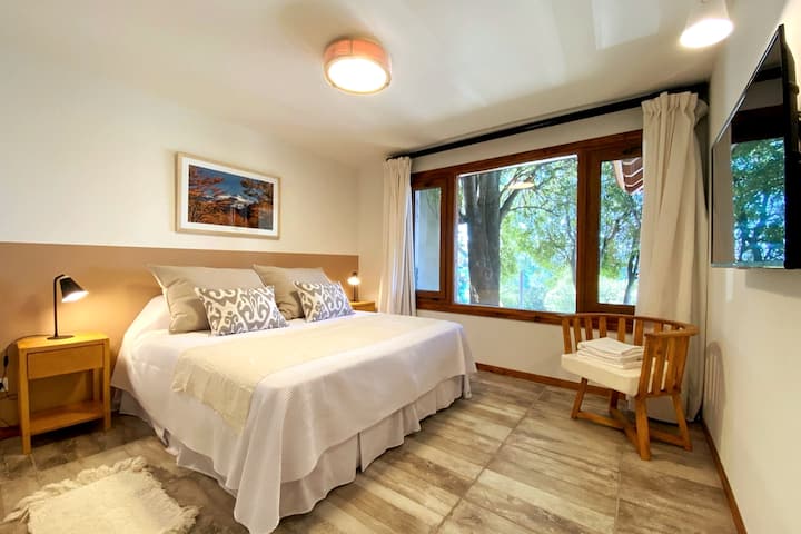 Chumba kikuu chenye mwonekano wa ziwa. Ina placard au 40"smart TV.