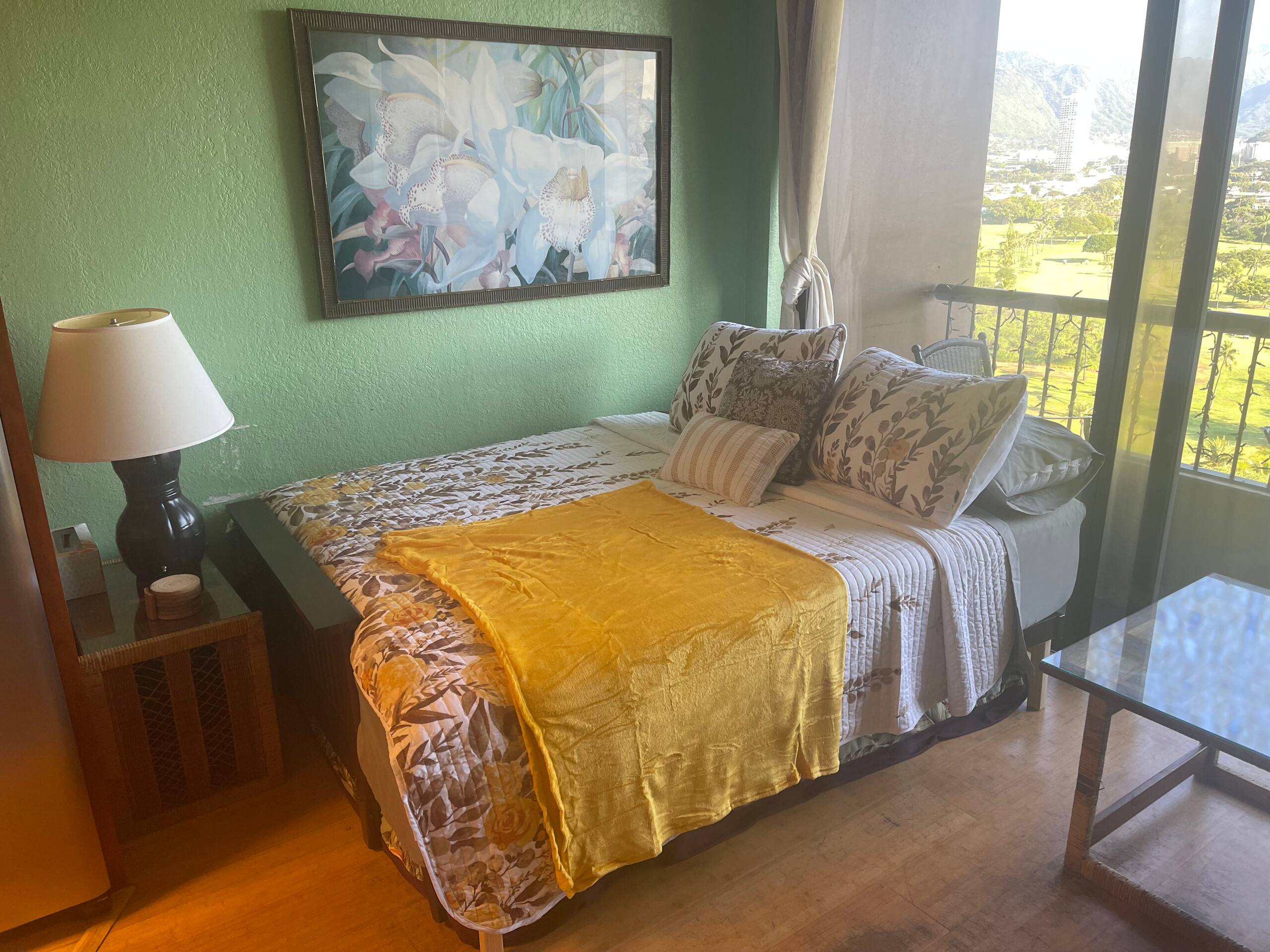 Condo in Honolulu · ★4.75 · 2 bedrooms · 4 beds · 1 private bath - Image 1