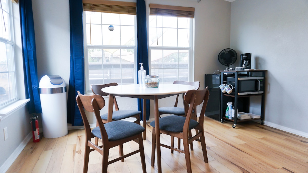 Bungalow with comfy king-size bed in East Austin