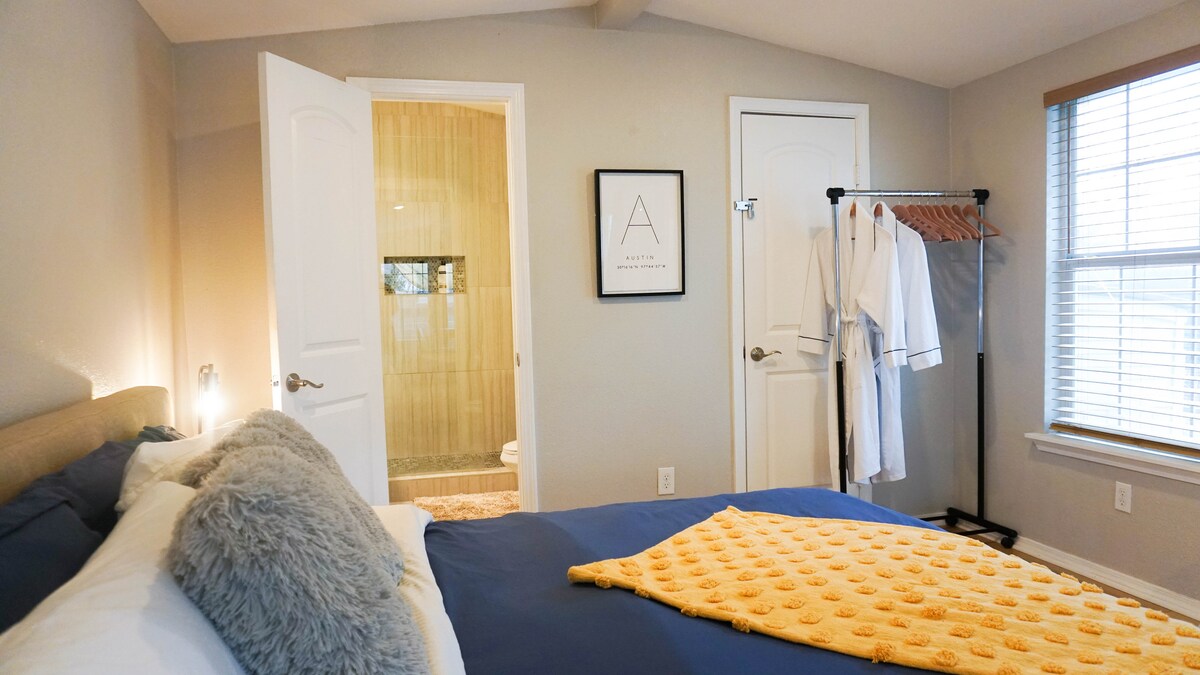 Bungalow with comfy king-size bed in East Austin