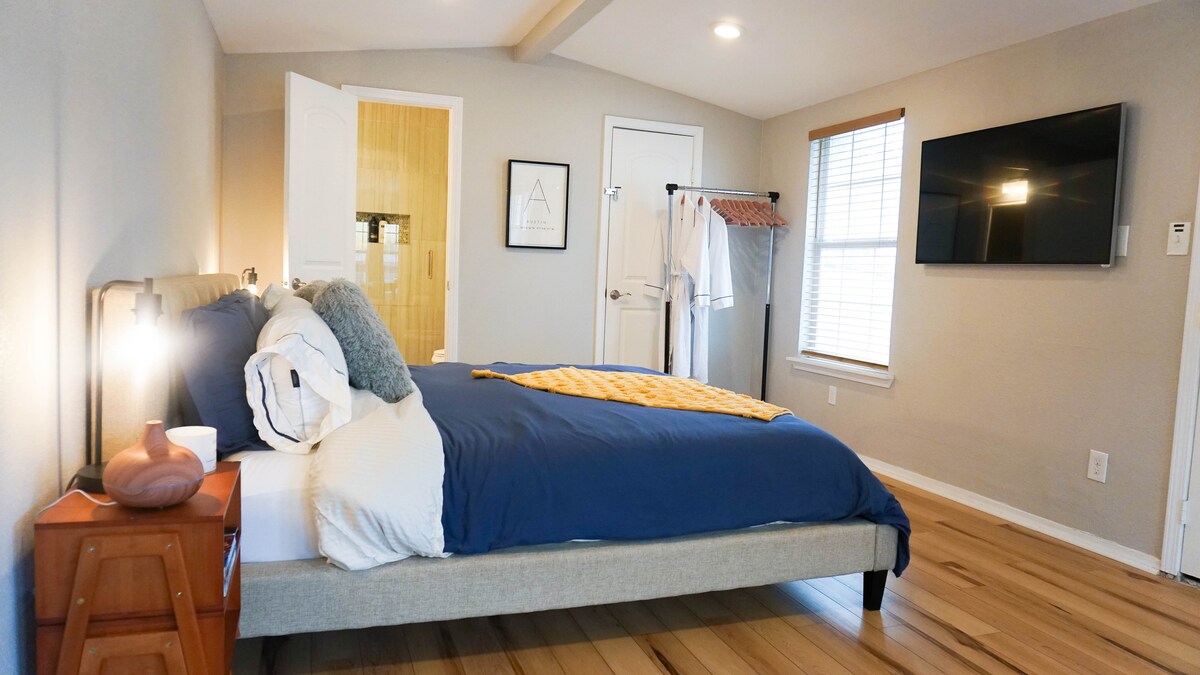 Bungalow with comfy king-size bed in East Austin