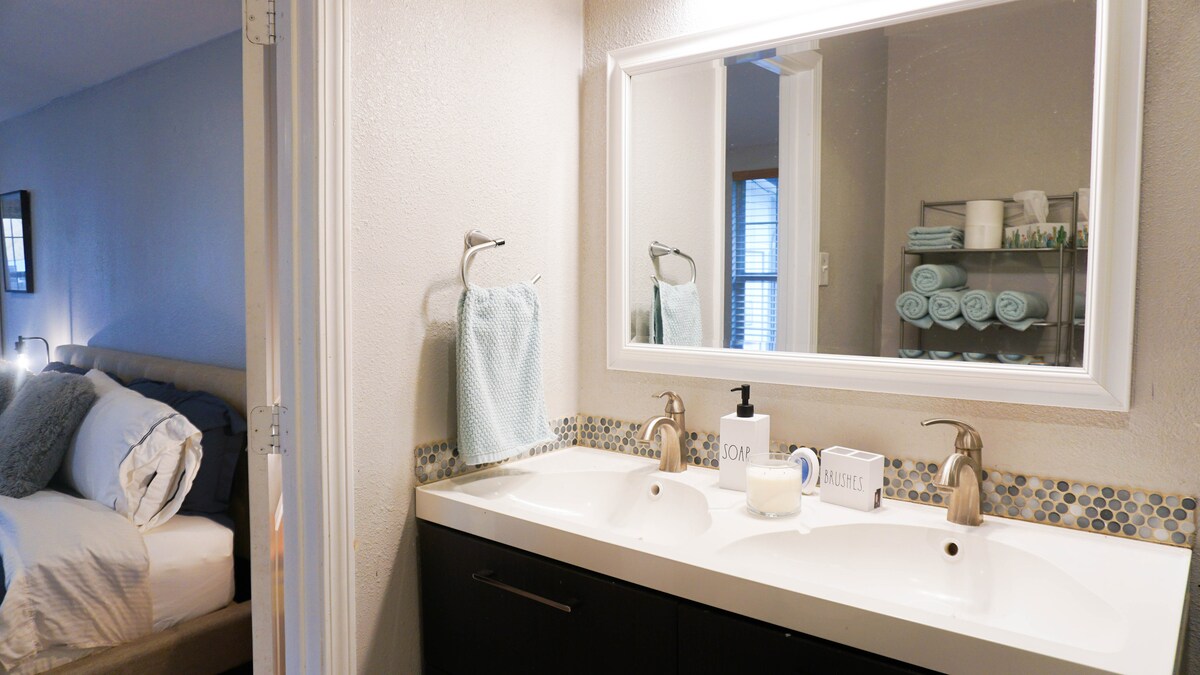 Bungalow with comfy king-size bed in East Austin