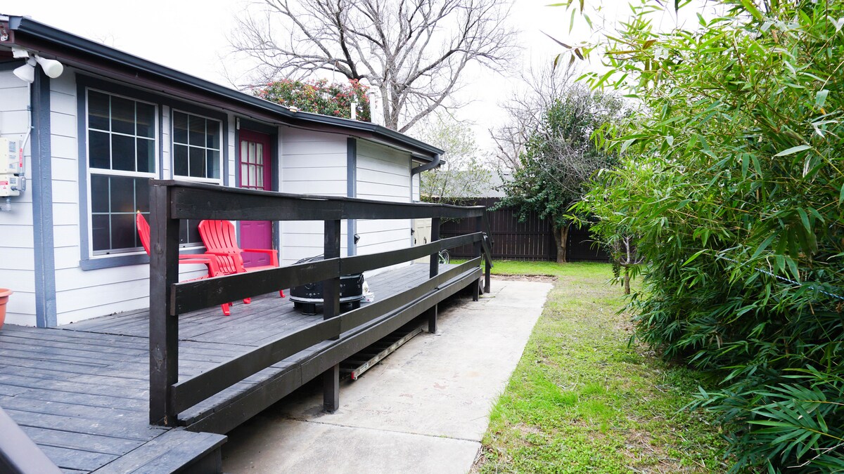 Bungalow with comfy king-size bed in East Austin