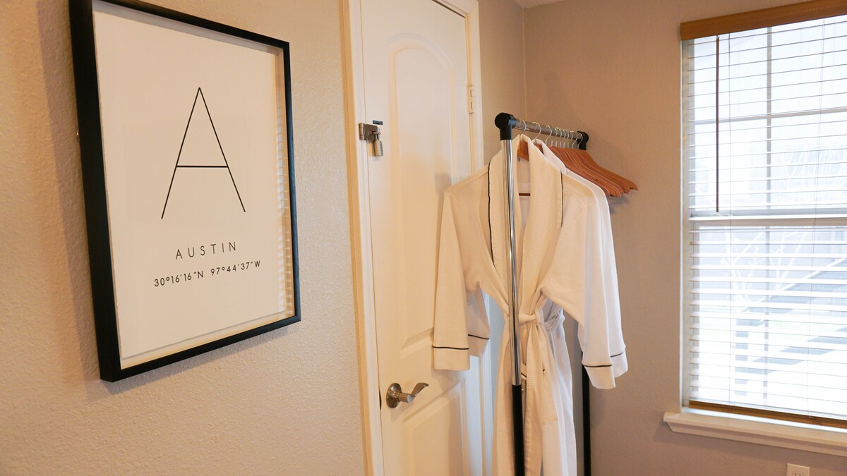 Bungalow with comfy king-size bed in East Austin