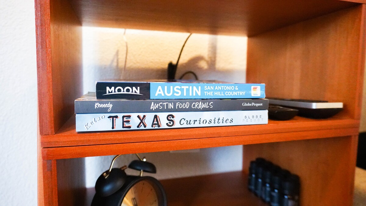 Bungalow with comfy king-size bed in East Austin