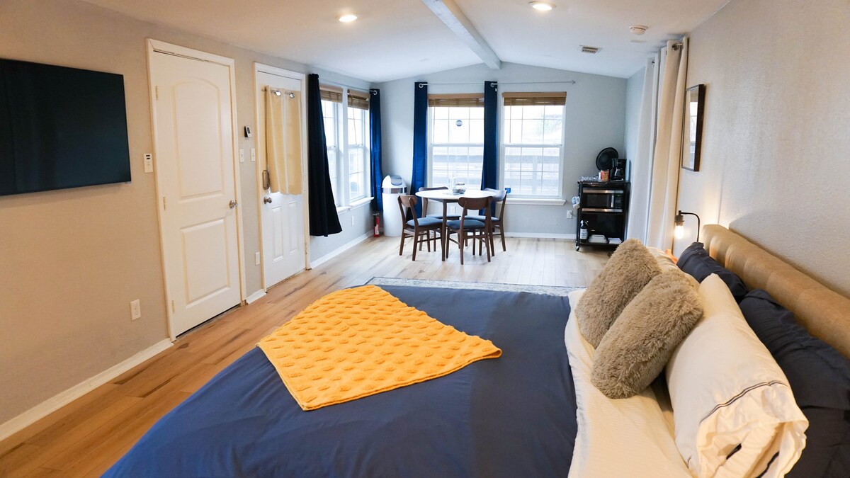 Bungalow with comfy king-size bed in East Austin