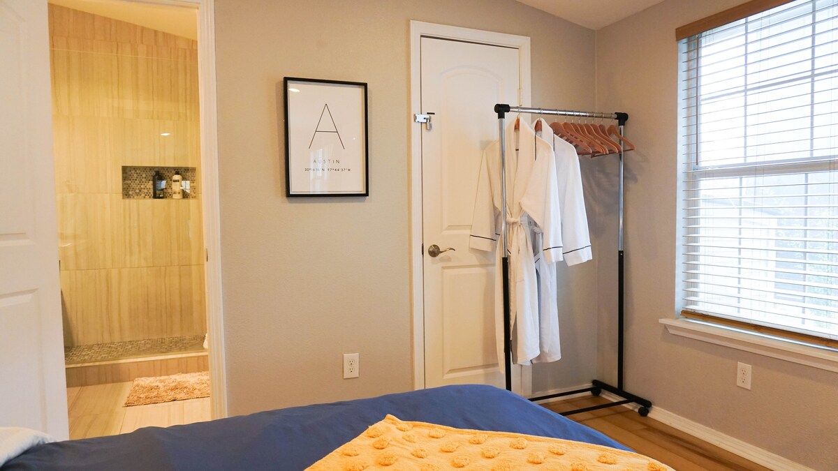 Bungalow with comfy king-size bed in East Austin