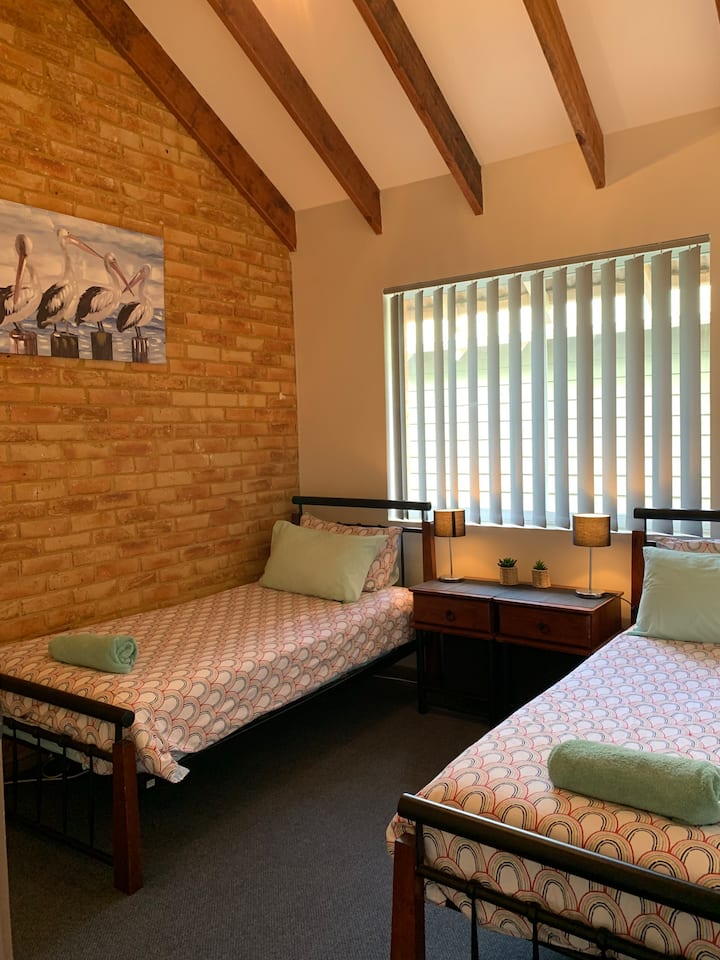 Arriba Dormitorio 3 con 2 camas individuales