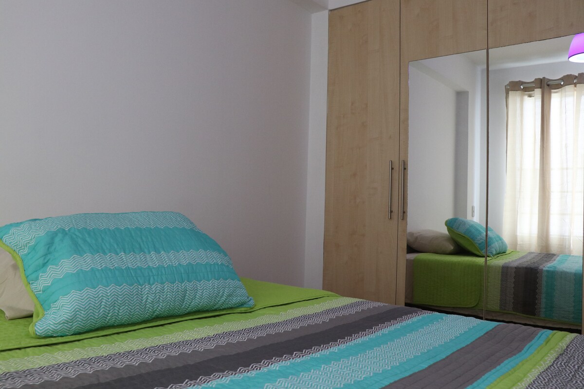 חדר שינה 2 עם מיטת שני מושבים, ארון ומדפים.